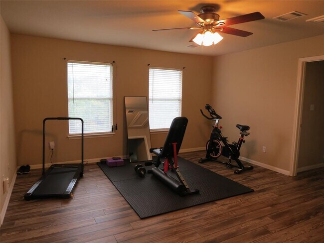 Building Photo - 402 Las Colinas Dr