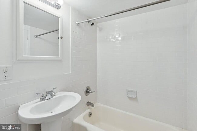 Building Photo - 224 W Rittenhouse Square