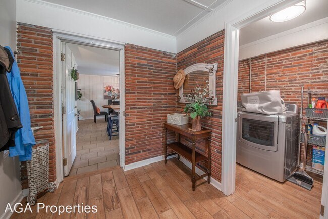Building Photo - 4 br, 2 bath House - 180 Sherwood Drive