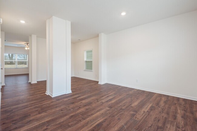 Building Photo - 4734 Willow Bluff Cir