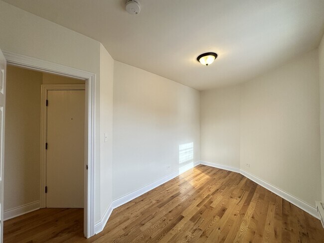 Building Photo - 824 W Cornelia