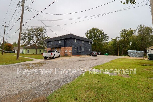 Building Photo - 405 S Maple St