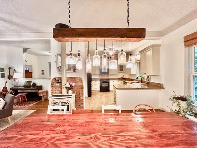 Building Photo - Beautifully renovated 4BR/3BA rambler with wraparound porch and garage