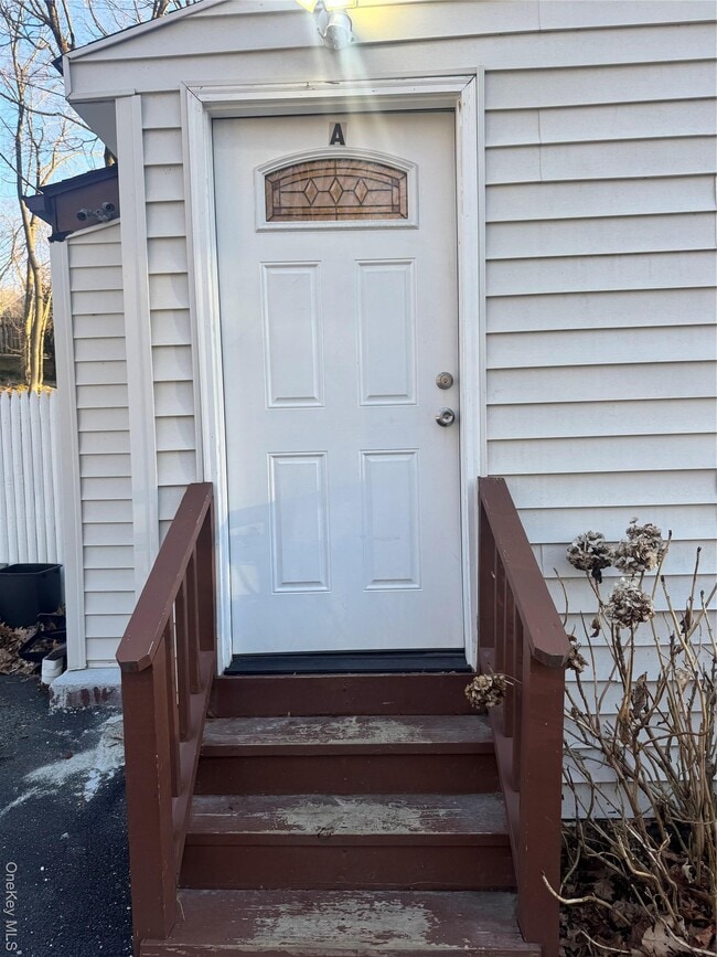 Building Photo - 8 Old Albany Post Rd