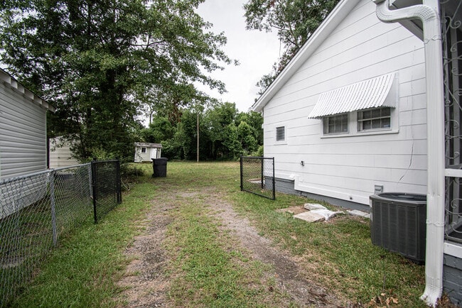 Building Photo - 114 Calvary Dr