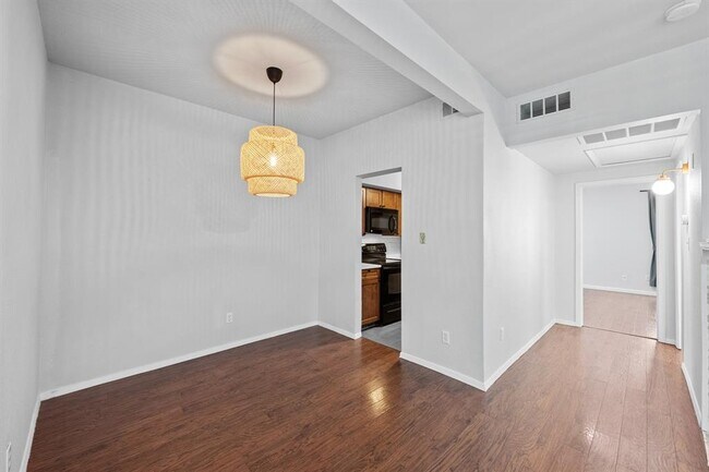 Building Photo - 1217 1/2 W 39th St