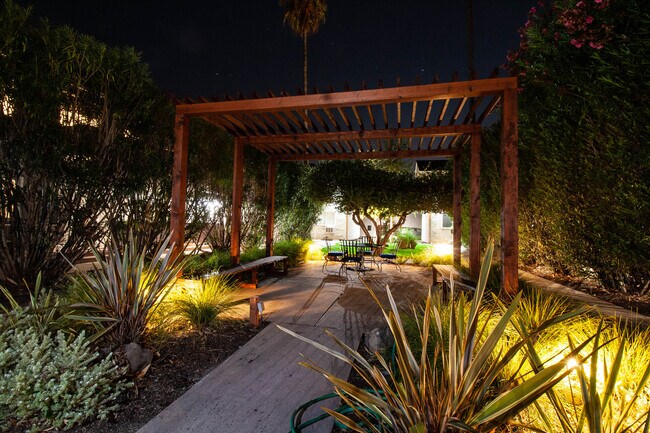 Building Photo - 465 Calderon Ave