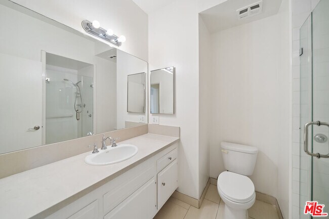 Building Photo - 333 S Elm Dr