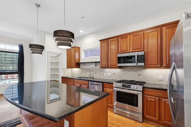 Building Photo - 1004 Stanford St