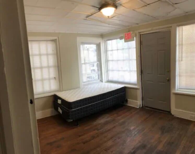 Building Photo - 804 W Oregon St