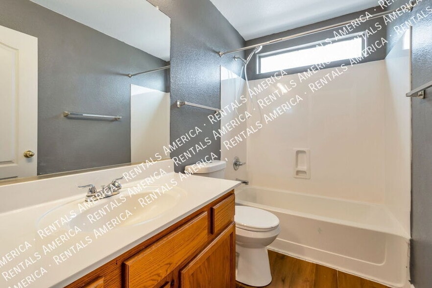 Building Photo - 629 E Saddle Way