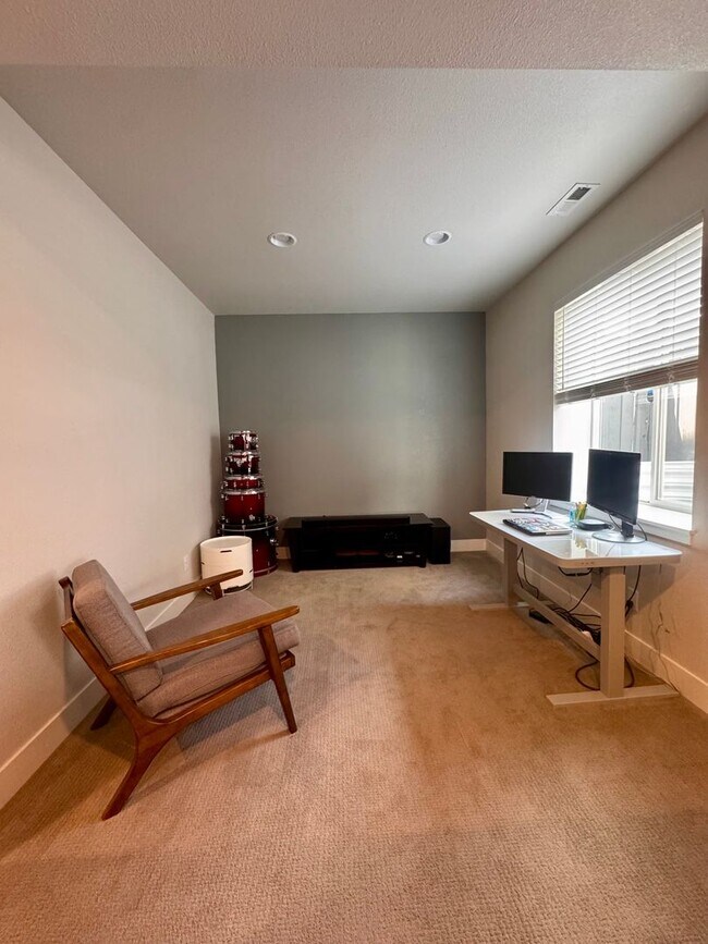 Building Photo - LUXURY 4 Bedroom home in NORTHGATE with Mountain Views