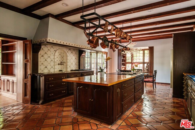 Building Photo - 1004 N Beverly Dr