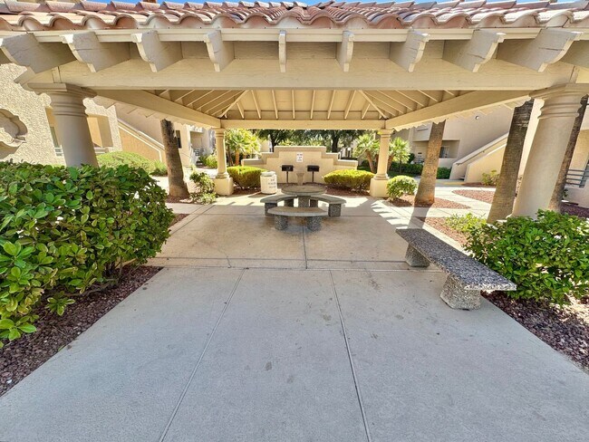 Building Photo - SPACIOUS 2 BEDROOM TOP FLOOR CONDO