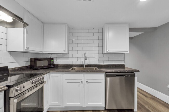 Building Photo - 1609 10th Ave