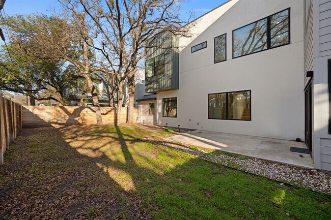 Building Photo - 910 Nalide St