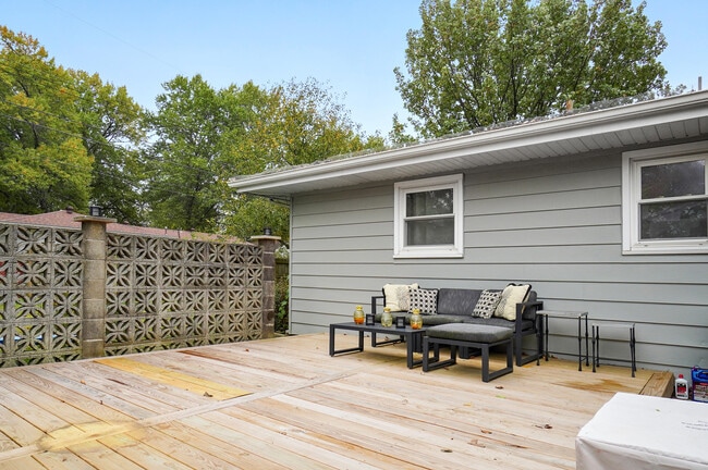 Building Photo - 2422 S Kickapoo Ave