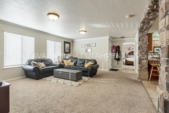 Building Photo - 956 W 580 S