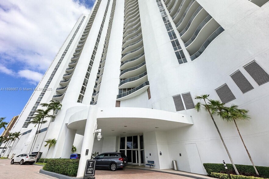 Building Photo - 15901 Collins Ave