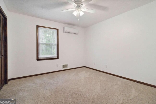 Building Photo - 3040 Land Rd