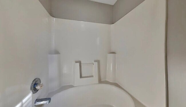 Building Photo - Chic & Comfortable 3-Bedroom Property Ready to Move In