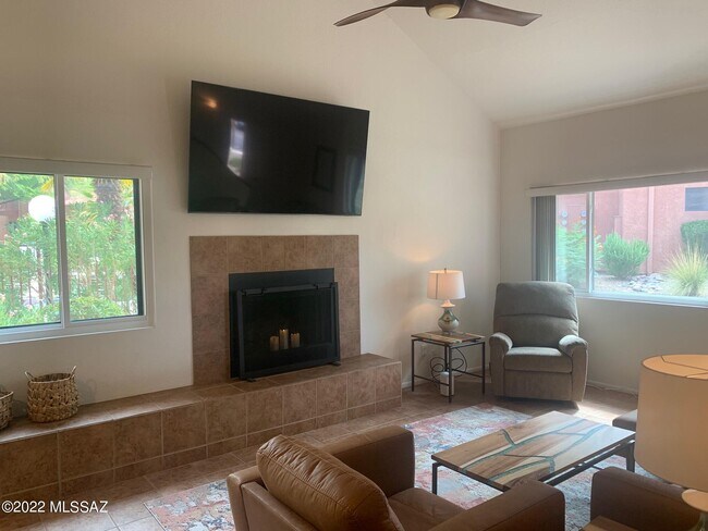 Building Photo - 5051 N Sabino Canyon Rd