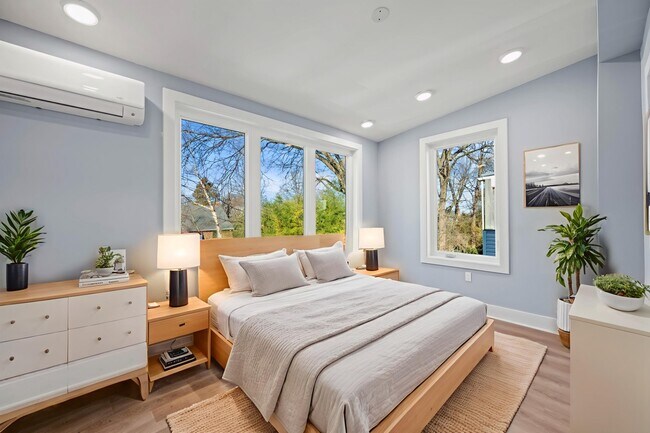 Building Photo - 4535 Avondale St