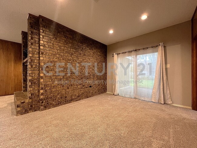 Building Photo - Spacious Single Story 3/2/2 Situated in Prime Bedford Location For Rent!