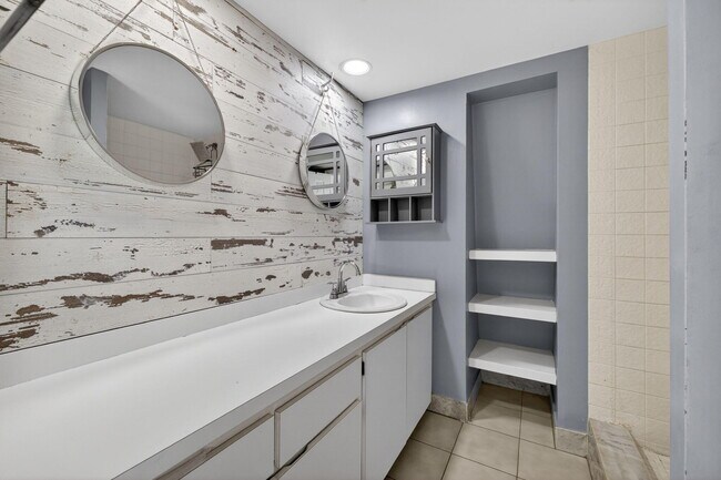 Building Photo - 5612 SE Riverboat Dr