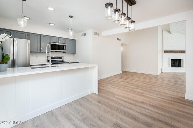 Building Photo - 6430 N 77th Way