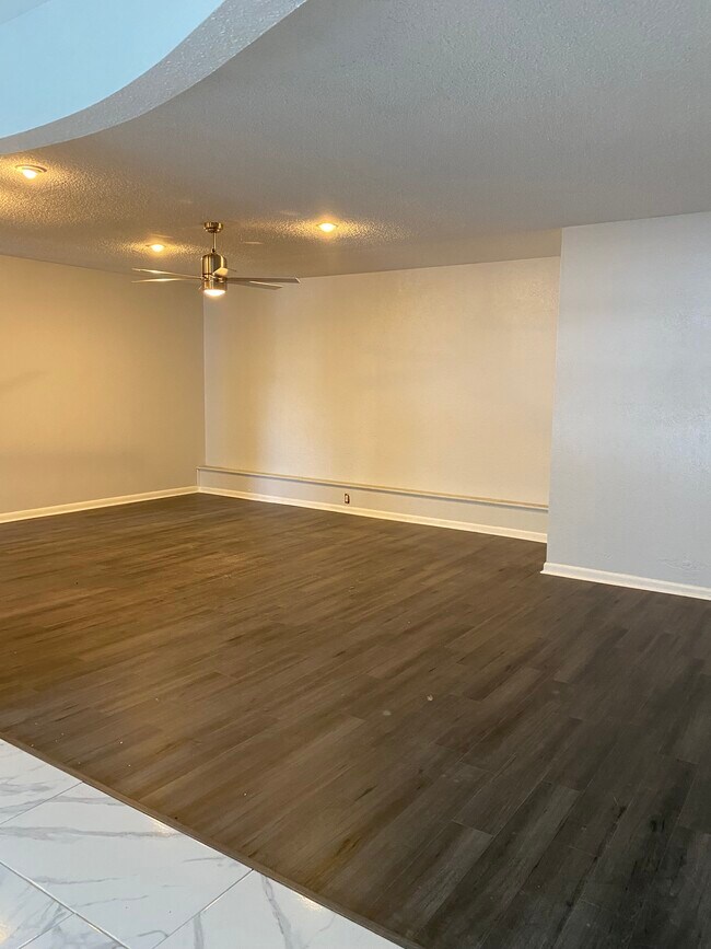 Living room - 120 N Woodland Blvd