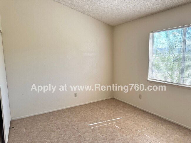 Building Photo - Spacious 2 Bed 1 Bath Home With Indoor Lau...