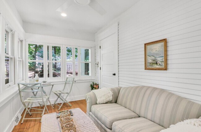 Building Photo - 543 Oakwood Trl