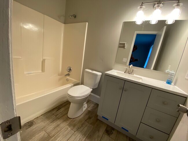 Building Photo - 1015 Kurze Ave