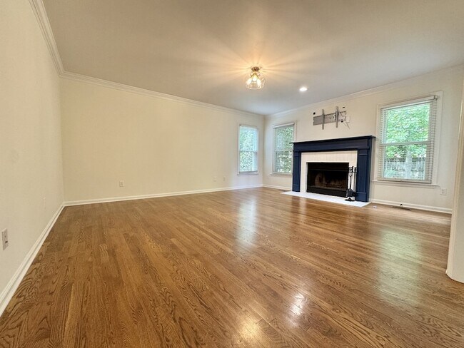 Building Photo - 1370 Buckingham Cir
