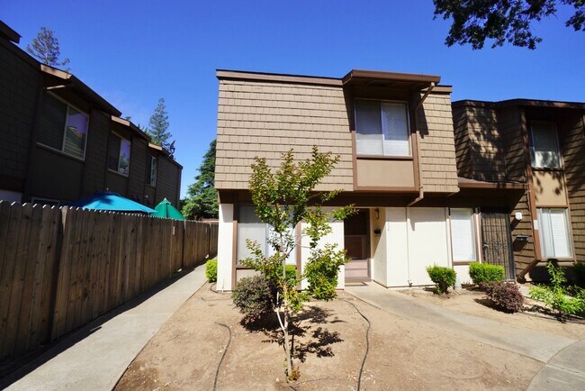 Building Photo - Charming 2-bedroom, 1.5-bathroom condo in ...