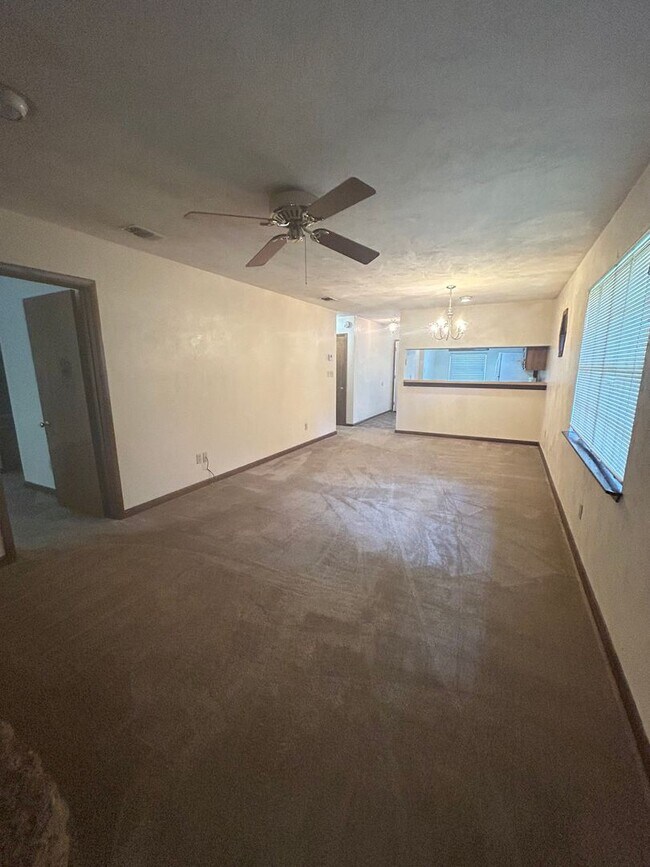 Building Photo - 2/2/ Walking Distance To Capital Regional ...