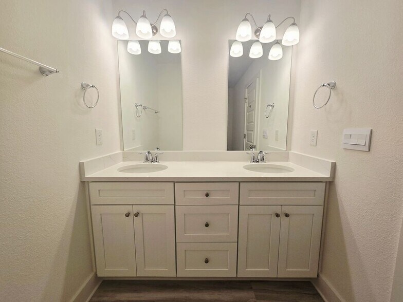 Building Photo - 396 Salt Creek Lane