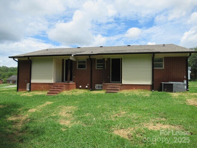 Building Photo - 1747 River Rd