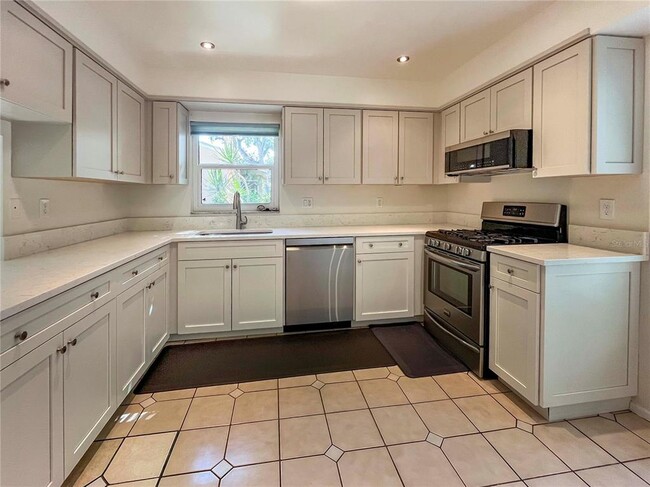 Building Photo - 5060 Village Garden Dr