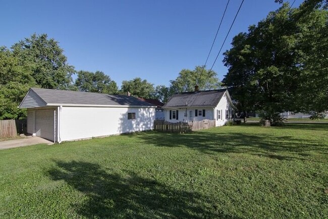 Building Photo - Walking Distance To U Indy Campus!