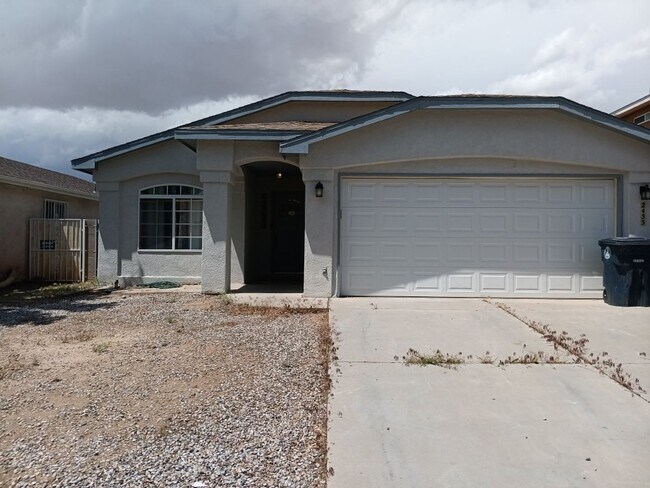 Primary Photo - Cozy 4 bedroom, 2.5 bathroom home! Showing...
