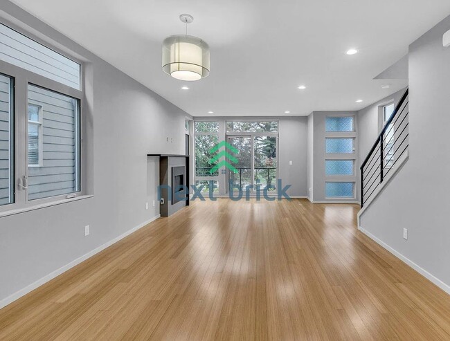 Building Photo - 3BR / 3BA Single-Family Home in Desirable Seattle Neighborhood