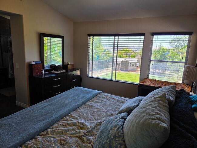 Building Photo - Spacious 4 bedroom 2.5 bath home with a hu...