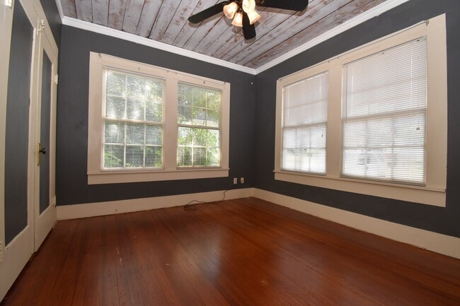 Building Photo - Recently Updated 3 Bedroom House