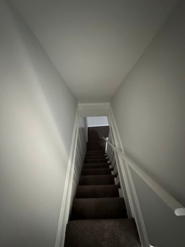 Building Photo - 3 Bedroom with Private Garage