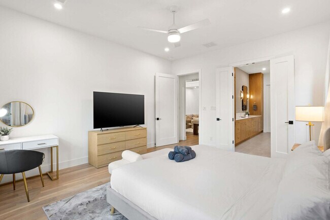 Building Photo - 8922 San Benito Way