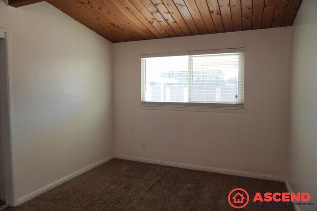 Building Photo - Spacious home located In Northeast Bakersf...