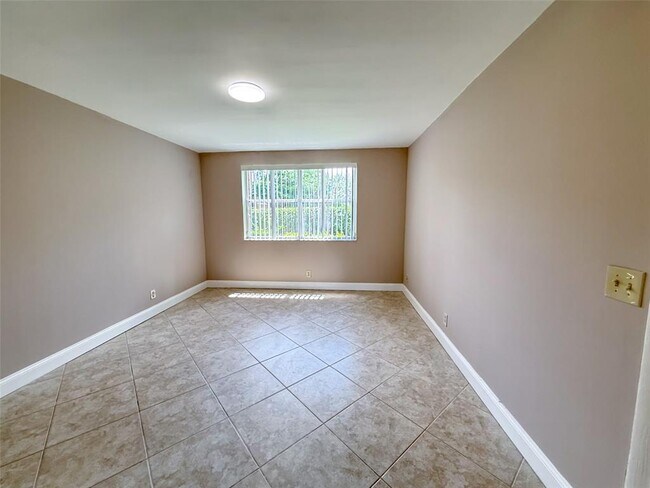 Building Photo - 8781 Wiles Rd