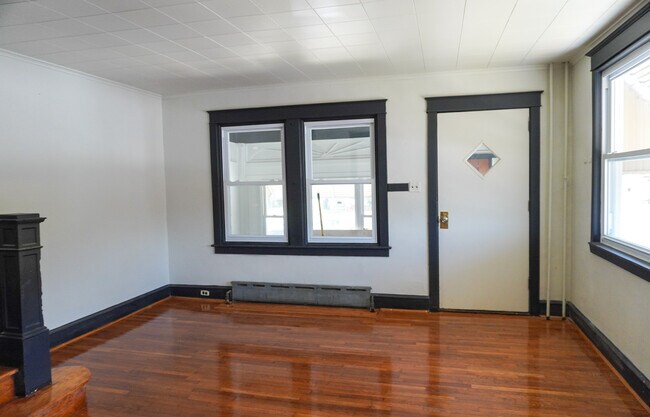 Building Photo - 427 Custer Ave